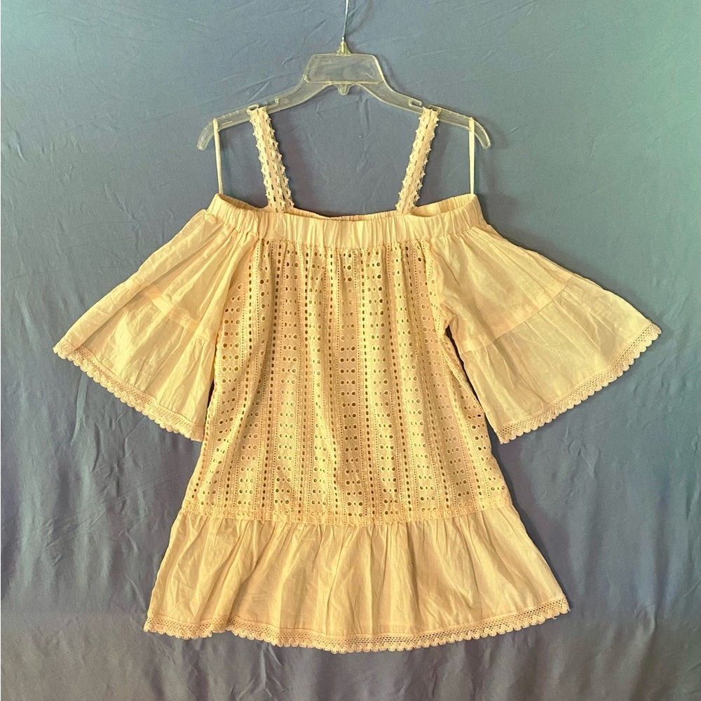 🌺Romeo + Juliet Couture Beach Eyelet Cold Shoulder Top🌺 NWT